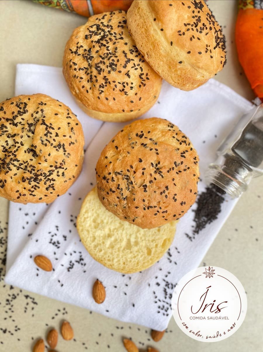 Três pães de hambúrguer sem glúten com gergelim