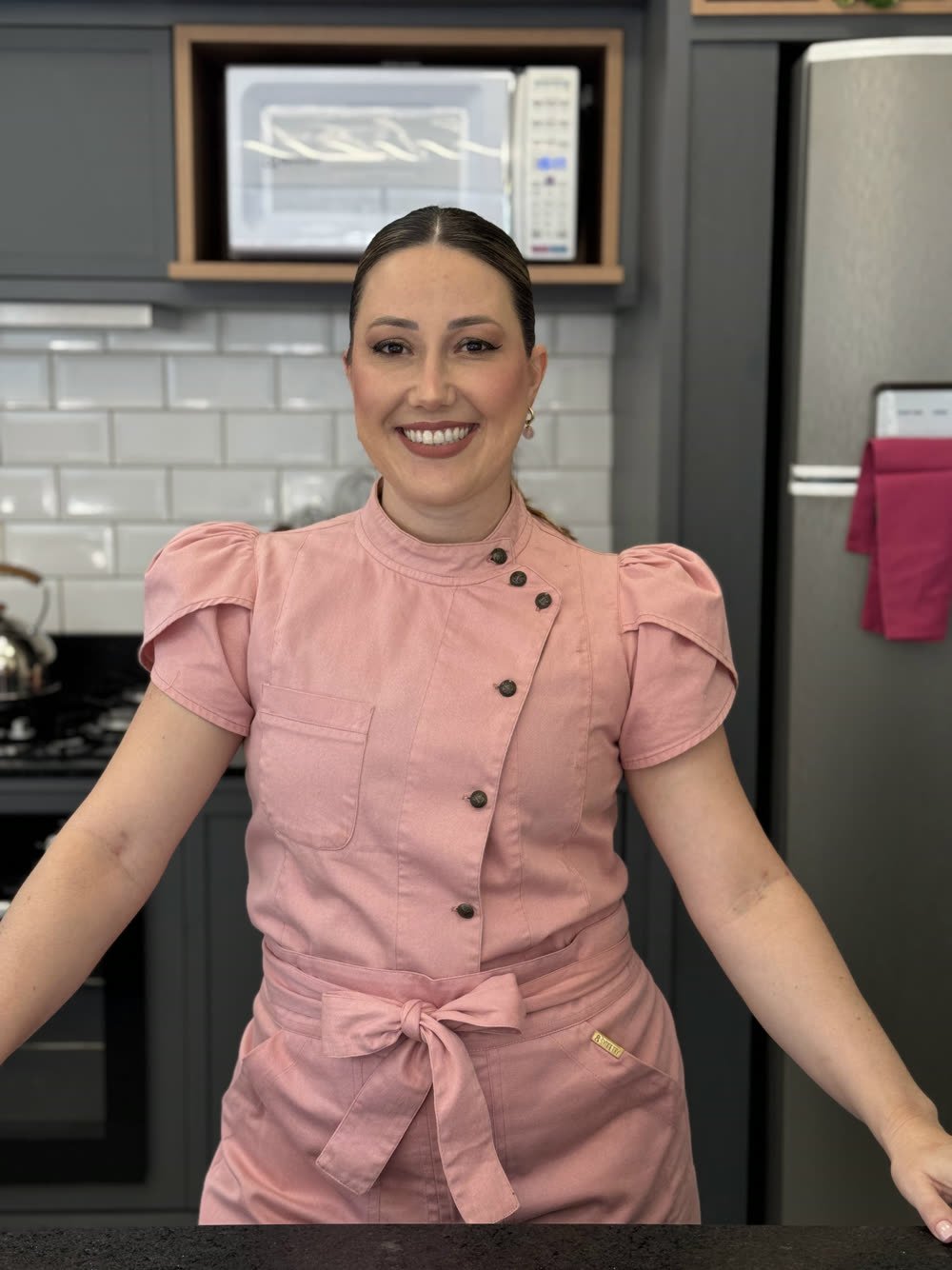 Íris Sequinel, criadora do Método Levíssimo, na cozinha da confeitaria